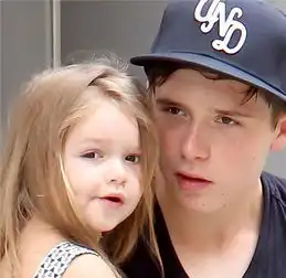  小七是超可爱的表情宝宝撕扯老爸贝克汉姆的脸,绝招谁都接不住