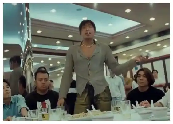  看看古惑仔中乌鸦掀桌子这一段,就当年香港拍电影是有多节俭