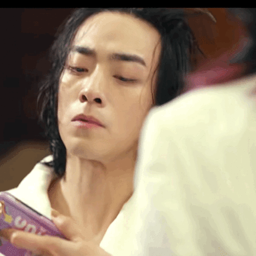  郑云龙脸型崎岖表情狰狞,饰演顶流明星太没说服力了吧
