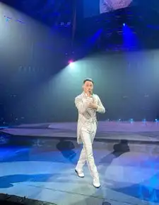  熊黛林与老公听演唱会秀恩爱,顺便晒张学友表情包黑了他一把