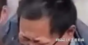  山东一大哥陪孩子玩冰楼梯被巅成表情包,样子滑稽逗笑众人