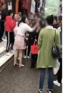  一女子当街扇母亲耳光路人是如何做的