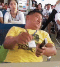  爆笑gif看到大哥的表情,好像和他一起听音乐