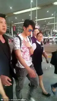  吴尊戴炫酷墨镜现身与粉丝打招呼露搞怪表情