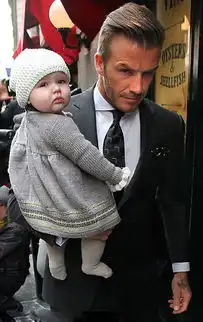  小贝的女儿街拍近照搞怪表情当街卖萌