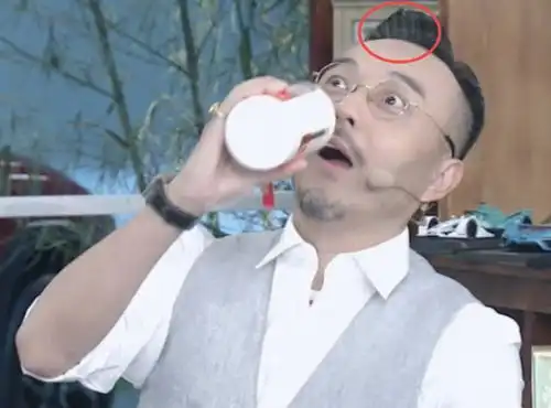  汪涵直播首秀出糗,问主持人什么是包邮,播到一半被认成徐峥
