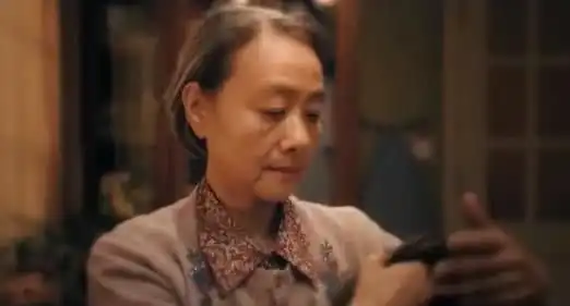  入行二十年,走红才三年,囧妈演列车员却抢徐峥风头承包笑点