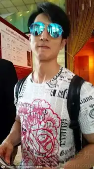 吴尊戴炫酷墨镜现身与粉丝打招呼露搞怪表情8007935