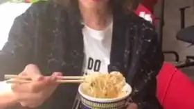  2019圣诞节礼物拆包,小姐姐太机智了,知道都是套路和整蛊,又是嫌弃皱眉又是无奈ing小表情太可爱了,最后还被吐槽用2g网