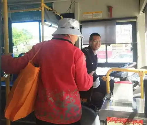  世界微笑日烟台公交人让微笑成为文明烟台的城市表情