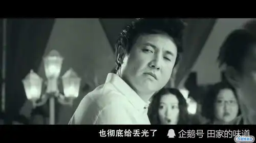  夏洛特烦恼秋雅的婚纱掉落,旁边小男孩的表情,绝对是亮点