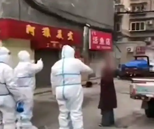  砸死你,你管我,大连大妈未戴口罩出小区被阻举包怒砸防控员