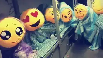  大学宿舍爆笑操作表情包让宿管阿姨无语,上下铺的日常太真实了