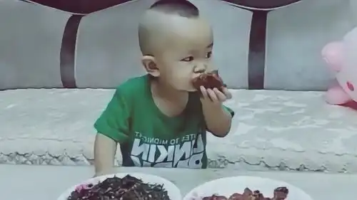  小情人吃个饭也调皮,嘚瑟的小表情太萌了,偷拍的妈妈乐坏了