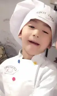  女神张柏芝带小儿子做饼干镜头卖萌丝毫不怕生