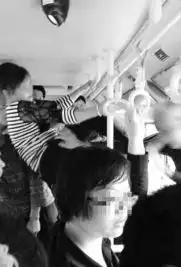  女子被指责不让座抓公交拉环飞踹老人