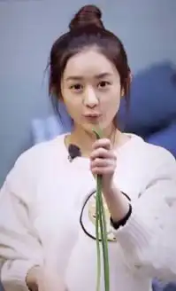  赵丽颖放飞自我综艺节目撩汉何炅表情超尴尬