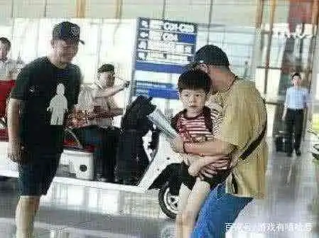  阮经天机场碰见沙溢,抱起安吉就跑路了,安吉我是谁我在哪