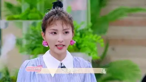  杨超越现场搞怪三重奏,没错,是行走的表情包本人