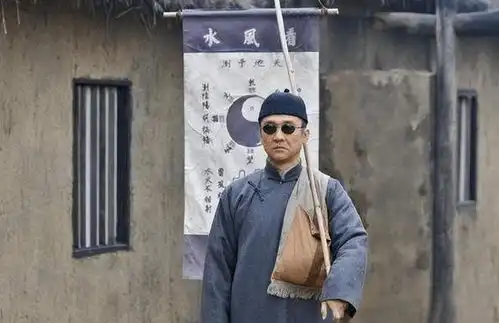  富商找算命先生看祖坟,不料他半路跑下山,算命先生说出骇人真相
