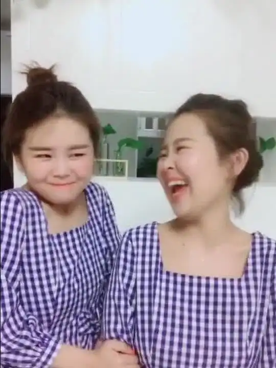  这双胞胎姐妹太魔性这笑声,加上十分到位的表情管理,你笑了吗
