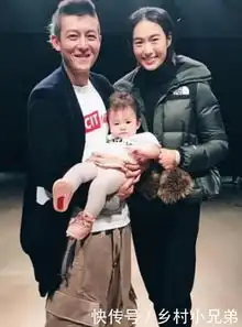  陈冠希晒秦舒培和女儿合照,alaia嘟嘴卖萌表情跟爸爸很像