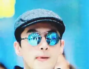  胡歌机场街拍实力演绎行走的表情包,网友表示,胡歌真调皮