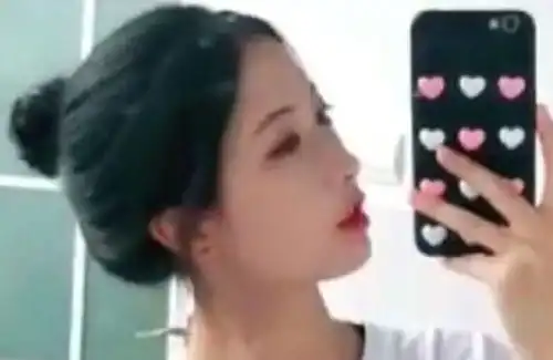  抖音网红小甜甜一夜成名,却被逼出此下策,粉丝辛苦你了