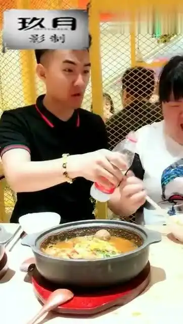  情侣吃火锅,这表情真丰富