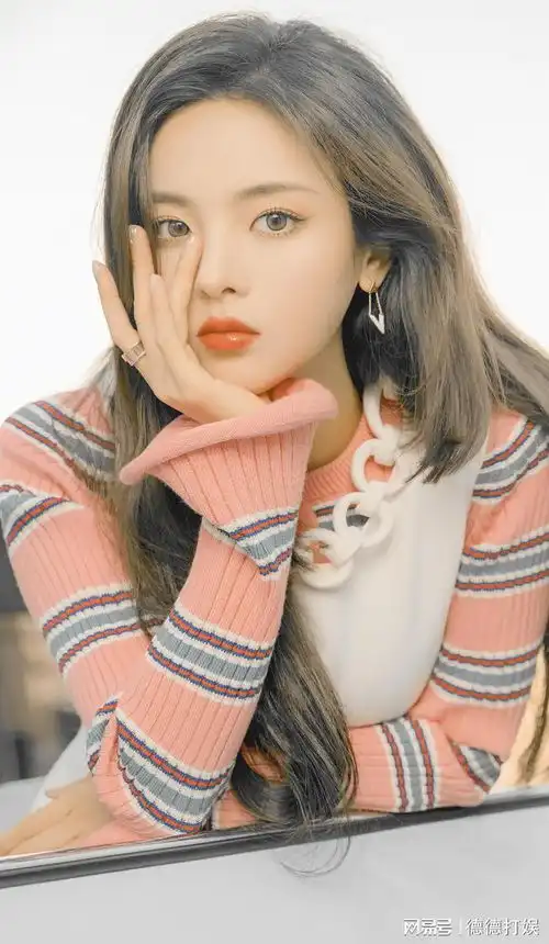  lv春夏22女装秀,杨超越表情略显木讷,不过暮光公路大片美炸