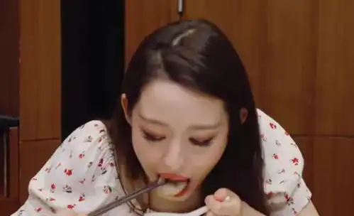  杨幂吃米线只吃一根,baby吃虾只吃1厘米,郎朗老婆就不一样了