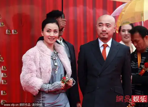  搂腰门后徐峥与陶虹同场夫妻表情勉强