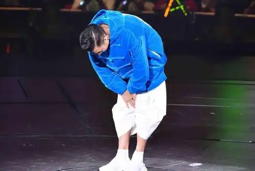  刘德华现场中止演唱会,弯腰鞠躬流泪致歉,却遭全网攻击要求退钱