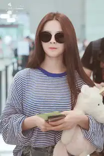  组图火箭少女杨超越素颜现身面无表情手抱独角兽十分呆萌