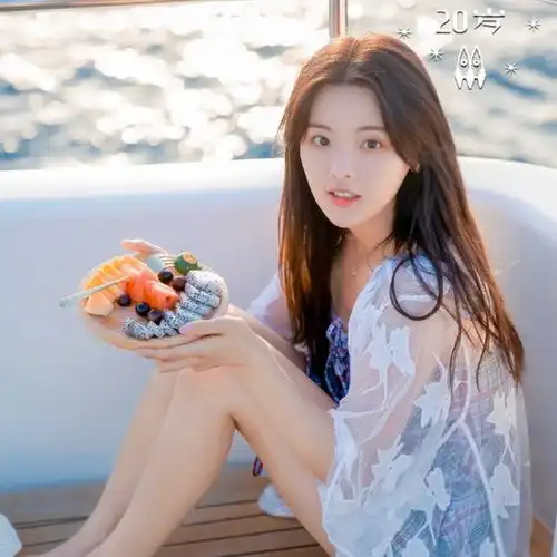  杨超越回应闻袜子行为比有些人的嘴和脑子都干净,仙女的脚不会臭