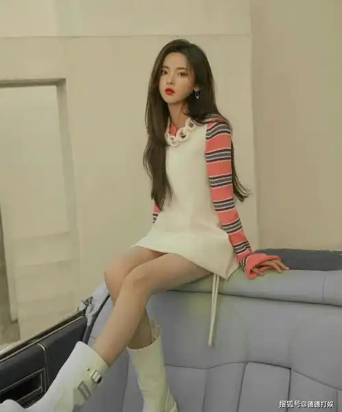  lv春夏22女装秀,杨超越表情略显木讷,不过暮光公路大片美炸