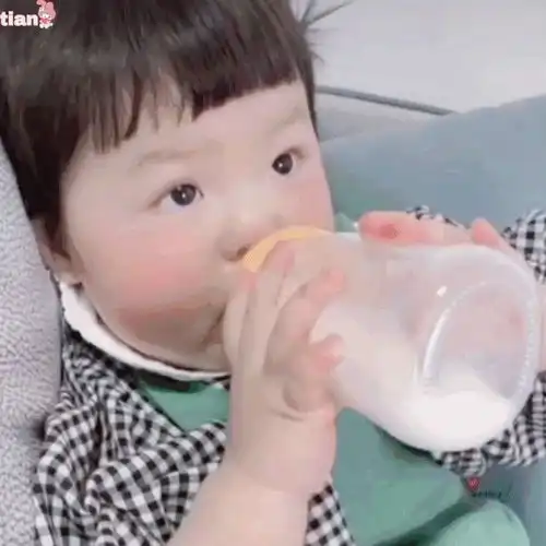  这个小胖女孩吃草莓的表情包叫什么