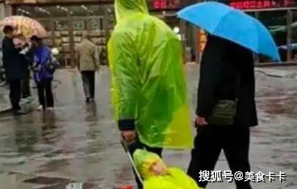  爸爸雨天接孩子放学,随后儿子的表情亮了,爸爸活着就行
