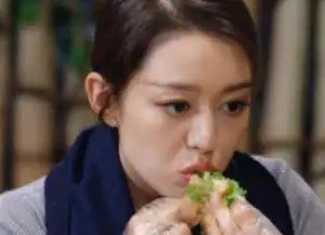  本以为吉娜很女神,却被吃烤肉样子毁了,网友跟郎朗学的