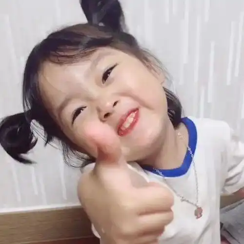  微信里的那个表情包女孩,长大后滤镜碎了一地