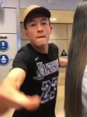  打路人手机与黑粉约架,又在街头怒怼网络主播,他到底怎么了