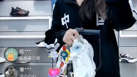  耐克直播间的小姐姐,一样是打工人,她说你们的心情我理解,我也知道那个事情而且这个月加班了好多天,今天也必