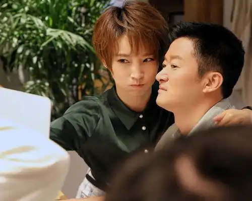 吴京自曝第一次拍戏,钟丽缇演他女朋友,谢楠吃醋表情亮了 吴京自曝第一次拍戏,钟丽缇演他女朋友,谢楠吃醋表情亮了