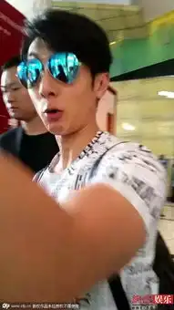  吴尊戴墨镜现身露搞怪表情