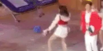 李易峰春晚丢篮球给岳云鹏小岳岳娇羞表情搞笑 李易峰春晚丢篮球给岳云鹏小岳岳娇羞表情搞笑