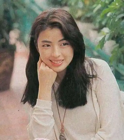  张学友全家照曝光,妻子颜值不输关之琳,如今女儿比妈妈还美