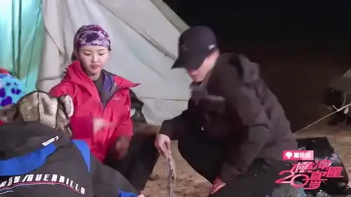  杨超越变戏精上演变形记,孟美岐吃火锅面,瞬间吃成表情包