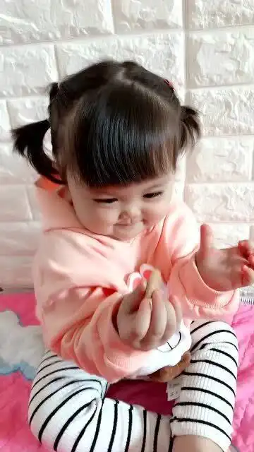  这个宝宝就是个小戏精,吃个饼干也不老实,小表情太丰富了