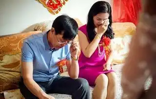  10张女儿出嫁时候父母的表情图,越看越心疼