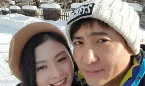  沈腾被曝与美女吃火锅,肢体表情成亮点,网友男人该有的样子